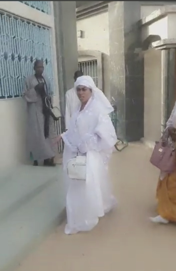 Veille de Magal- Sokhna Aïda Diallo poireaute des heures chez Serigne Cheikh Saliou Mbacké sans obtenir une audience ... Ce que Serigne Bass lui a dit...