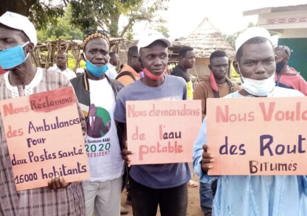 Vélingara : Les populations de Paroumba ont battu le macadam pour réclamer de meilleures conditions de vie. Vélingara : Les populations de Paroumba ont battu le macadam pour réclamer de meilleures conditions de vie.