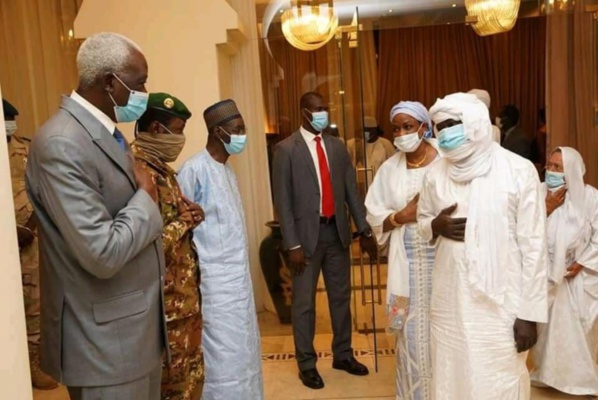 Mali : Les ex-otages reçus par le Président de la Transition. Mali : Les ex-otages reçus par le Président de la Transition.