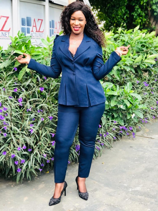 Kewe Sene la présentatrice de l'émission carte postale sur la 7tv aux formes généreuses Kewe Sene la présentatrice de l'émission carte postale sur la 7tv aux formes généreuses