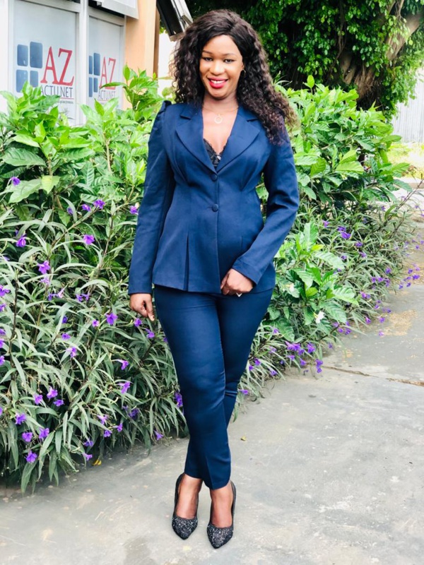 Kewe Sene la présentatrice de l'émission carte postale sur la 7tv aux formes généreuses Kewe Sene la présentatrice de l'émission carte postale sur la 7tv aux formes généreuses