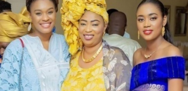 Ndèye Ndack et Caty Chimère en toute complicité avec Yaye Pouye, épouse de Serigne Abdou Karim Mbacké Ndèye Ndack et Caty Chimère en toute complicité avec Yaye Pouye, épouse de Serigne Abdou Karim Mbacké