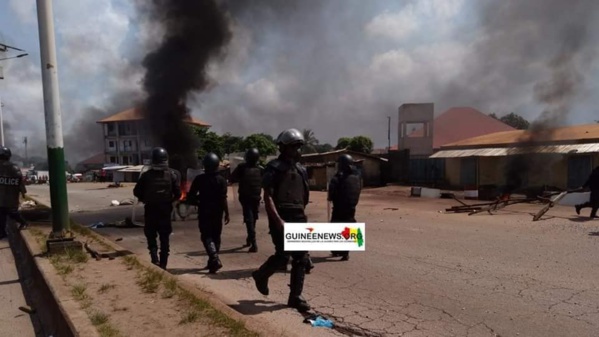 GUINEE: Les manifestants lynchent un policier GUINEE: Les manifestants lynchent un policier
