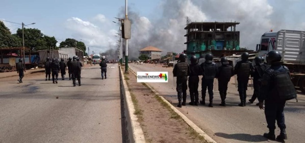 GUINEE: Les manifestants lynchent un policier GUINEE: Les manifestants lynchent un policier