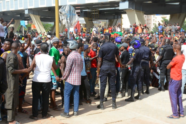 Les images de la marche des Guinéens devant leur ambassade à Dakar Les images de la marche des Guinéens devant leur ambassade à Dakar