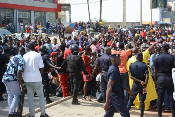 Les images de la marche des Guinéens devant leur ambassade à Dakar Les images de la marche des Guinéens devant leur ambassade à Dakar