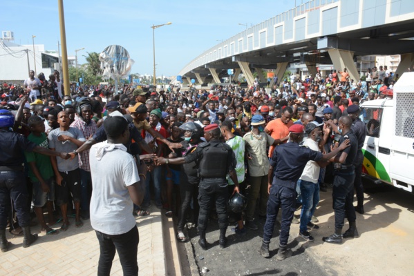 Les images de la marche des Guinéens devant leur ambassade à Dakar