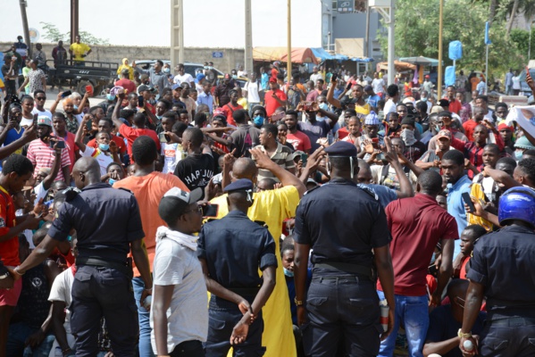 Les images de la marche des Guinéens devant leur ambassade à Dakar Les images de la marche des Guinéens devant leur ambassade à Dakar