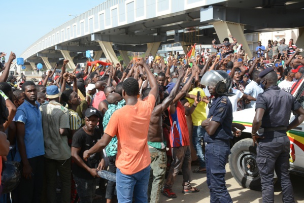 Les images de la marche des Guinéens devant leur ambassade à Dakar Les images de la marche des Guinéens devant leur ambassade à Dakar