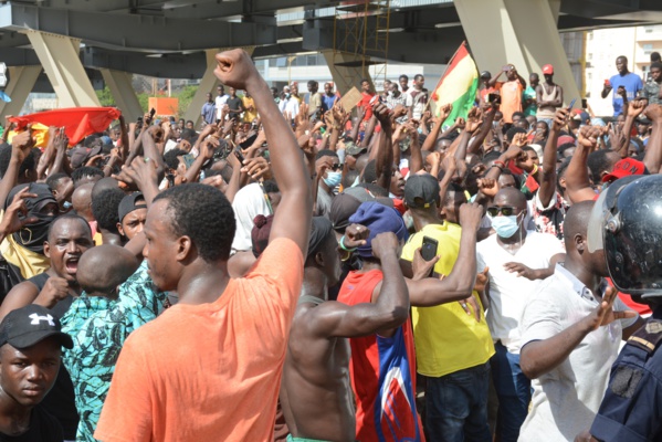 Les images de la marche des Guinéens devant leur ambassade à Dakar Les images de la marche des Guinéens devant leur ambassade à Dakar