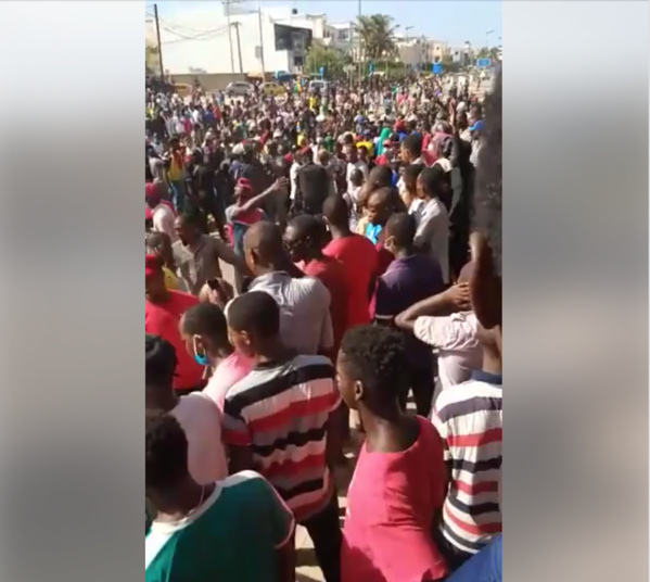 MANIFESTATIONS AU SENEGAL: Les Guinéens disent "non" à Condé MANIFESTATIONS AU SENEGAL: Les Guinéens disent "non" à Condé