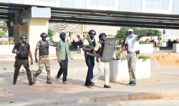 PHOTOS & VIDÉO - L’AMBASSADEUR DE GUINÉE A ÉTÉ EXFILTRÉ PAR LES AGENTS DE LA BIP PHOTOS & VIDÉO - L’AMBASSADEUR DE GUINÉE A ÉTÉ EXFILTRÉ PAR LES AGENTS DE LA BIP