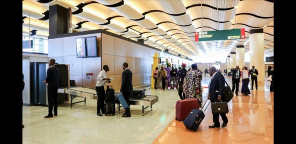 AIBD - Indignation de passagers sénégalais après des contrôles à l’embarquement faits par des policiers français et espagnols : la souveraineté sénégalaise à rude épreuve ! AIBD - Indignation de passagers sénégalais après des contrôles à l’embarquement faits par des policiers français et espagnols : la souveraineté sénégalaise à rude épreuve !