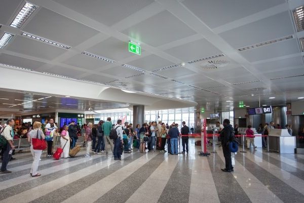 Près de 200 aéroports européens menacés d'insolvabilité en raison de l'impact du COVID-19, prévient un nouveau rapport Près de 200 aéroports européens menacés d'insolvabilité en raison de l'impact du COVID-19, prévient un nouveau rapport