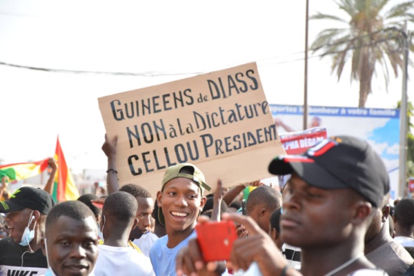 Arrêt sur image- Marche contre le Pr Condé- La démonstration de force des ressortissants Guinéens à Dakar Arrêt sur image- Marche contre le Pr Condé- La démonstration de force des ressortissants Guinéens à Dakar