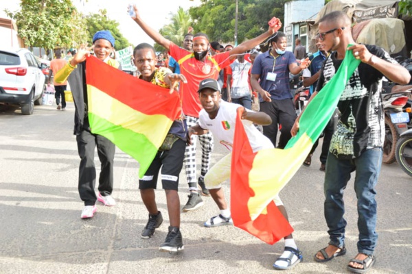 Arrêt sur image- Marche contre le Pr Condé- La démonstration de force des ressortissants Guinéens à Dakar Arrêt sur image- Marche contre le Pr Condé- La démonstration de force des ressortissants Guinéens à Dakar