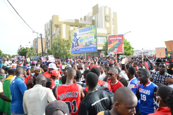 Arrêt sur image- Marche contre le Pr Condé- La démonstration de force des ressortissants Guinéens à Dakar