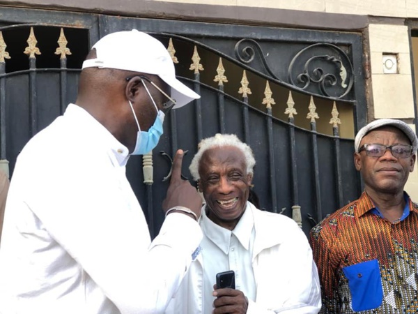 Visite chez le chanteur Ouza Diallo- Que mijote l'ex maire de Dakar Khalifa Sall? Visite chez le chanteur Ouza Diallo- Que mijote l'ex maire de Dakar Khalifa Sall?