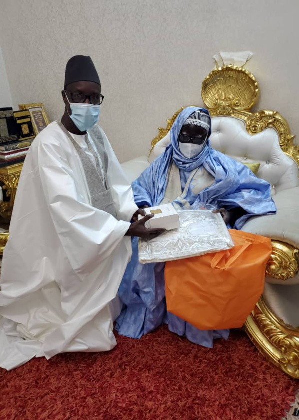 Après lui avoir offert un boubou et un parfum, Serigne Mountakha Mbacké à Mamour Diallo: " Sama doom nga, dii sama xarit ..." Après lui avoir offert un boubou et un parfum, Serigne Mountakha Mbacké à Mamour Diallo: " Sama doom nga, dii sama xarit ..."