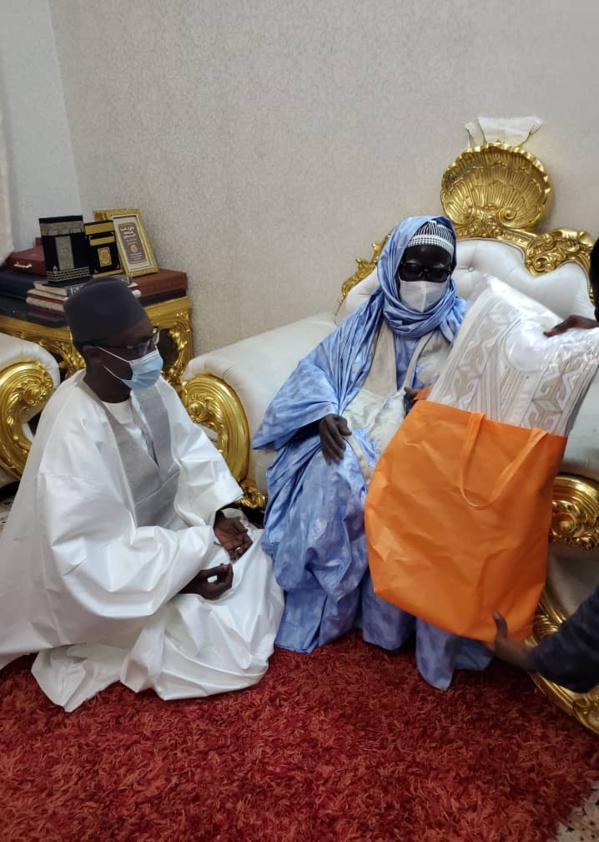 Après lui avoir offert un boubou et un parfum, Serigne Mountakha Mbacké à Mamour Diallo: " Sama doom nga, dii sama xarit ..." Après lui avoir offert un boubou et un parfum, Serigne Mountakha Mbacké à Mamour Diallo: " Sama doom nga, dii sama xarit ..."