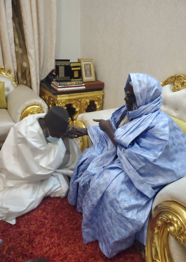 Après lui avoir offert un boubou et un parfum, Serigne Mountakha Mbacké à Mamour Diallo: " Sama doom nga, dii sama xarit ..." Après lui avoir offert un boubou et un parfum, Serigne Mountakha Mbacké à Mamour Diallo: " Sama doom nga, dii sama xarit ..."