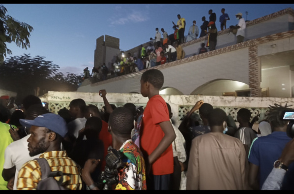 Mosquée de Dangou (Rufisque) : Une foule monstre accueille la dépouille de Pape Bouba Diop. Mosquée de Dangou (Rufisque) : Une foule monstre accueille la dépouille de Pape Bouba Diop.