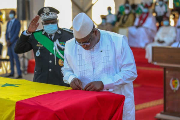 Hommage de la Nation / « Papa Bouba Diop, 1er sportif élevé au rang de grand officier dans l’ordre national du lion » Hommage de la Nation / « Papa Bouba Diop, 1er sportif élevé au rang de grand officier dans l’ordre national du lion »