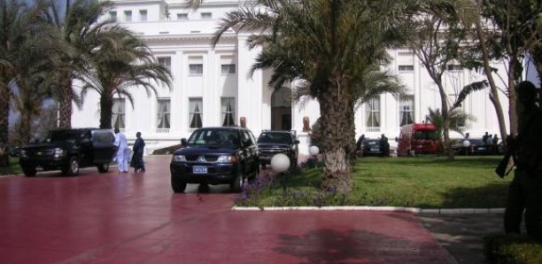 Palais : Gravement malade, un proche collaborateur de Macky évacué en France Palais : Gravement malade, un proche collaborateur de Macky évacué en France