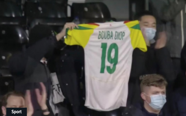 L’hommage de Fulham à Pape Bouba Diop devant Sadio Mané L’hommage de Fulham à Pape Bouba Diop devant Sadio Mané