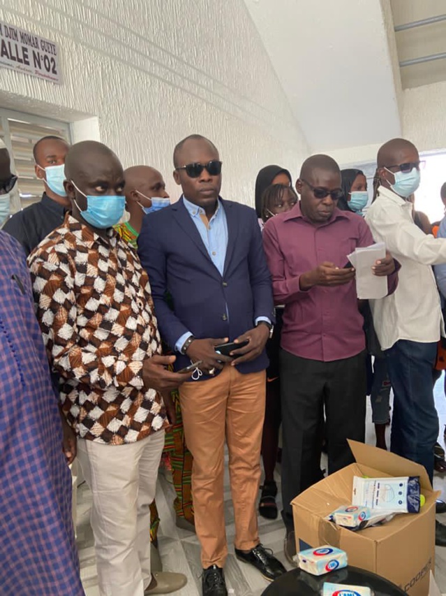 Kaolack-Pape Samba Sène, Président de WAR, "blinde" les élèves contre le Covid-19... Kaolack-Pape Samba Sène, Président de WAR, "blinde" les élèves contre le Covid-19...