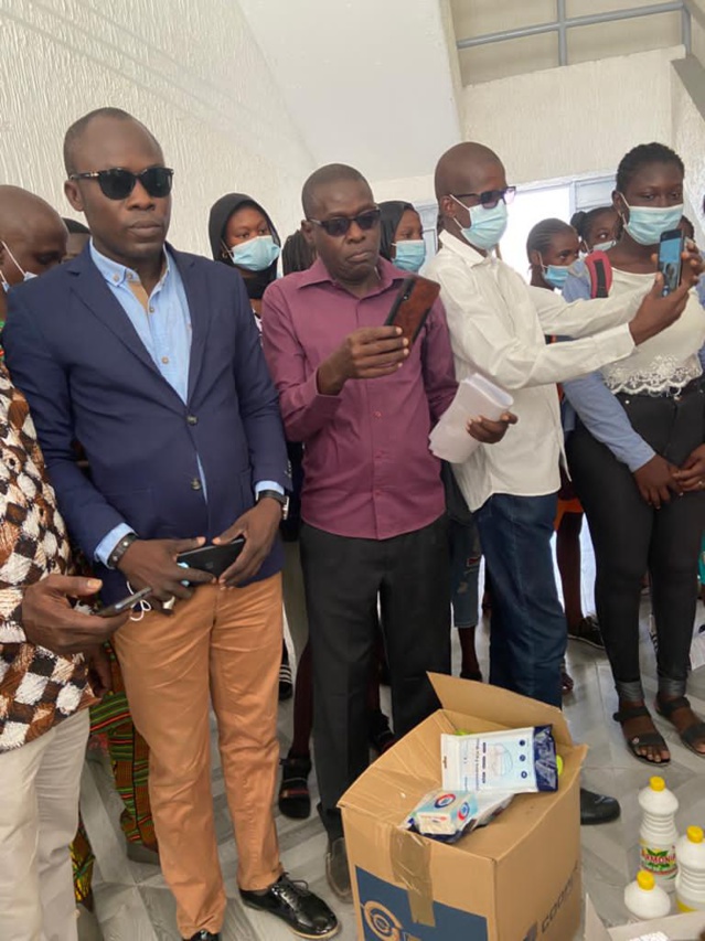 Kaolack-Pape Samba Sène, Président de WAR, "blinde" les élèves contre le Covid-19... Kaolack-Pape Samba Sène, Président de WAR, "blinde" les élèves contre le Covid-19...