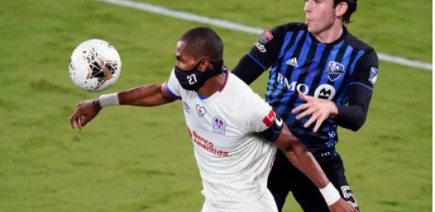 Jerry Bengtson est le seul footballeur professionnel au monde à jouer avec un masque