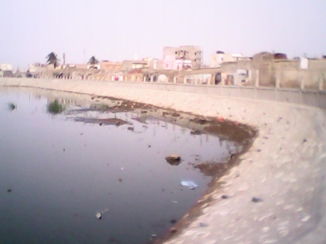 DJIDAH THIAROYE KAO : UN NOUVEAU-NÉ JETÉ PRÈS DU BASSIN DE RÉTENTION DJIDAH THIAROYE KAO : UN NOUVEAU-NÉ JETÉ PRÈS DU BASSIN DE RÉTENTION