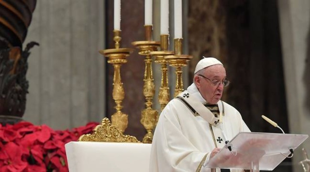 Dans son message de Noël, le pape François appelle à la "fraternité" et à "désamorcer les tensions"