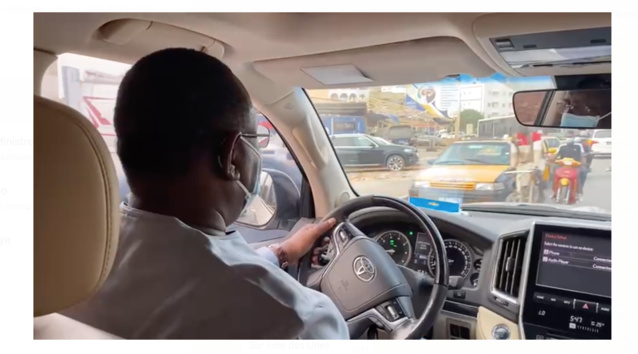 Incroyable et insolite : Macky roule incognito dans la ville Incroyable et insolite : Macky roule incognito dans la ville