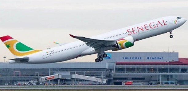 Aéroport Roissy Charles de Gaulle : Un container heurte un avion d'Air Sénégal Aéroport Roissy Charles de Gaulle : Un container heurte un avion d'Air Sénégal