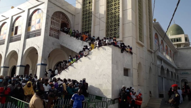 Médina Baye : La dépouille Seyda Mariama Niass vient d'arriver à la grande mosquée.