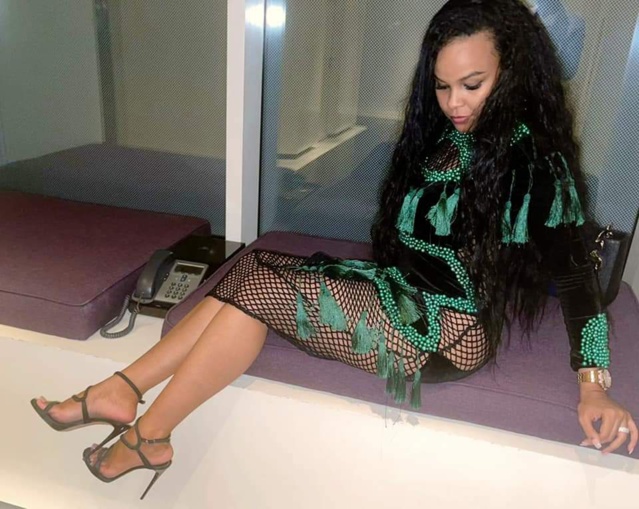 La robe ultra-sexy de Karina qui enflamme la toile La robe ultra-sexy de Karina qui enflamme la toile