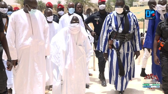 INHUMATION DE SERIGNE ABASS : Le Khalife, accompagné de son porte-parole, s'est rendu à Darou Moukhty. INHUMATION DE SERIGNE ABASS : Le Khalife, accompagné de son porte-parole, s'est rendu à Darou Moukhty.