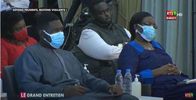 Arrêt sur image – “Le Grand Entretien”: La famille du Président assiste au débat (Photo) Arrêt sur image – “Le Grand Entretien”: La famille du Président assiste au débat (Photo)