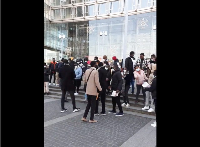 DIARY SOW: Des Sénégalais de France arpentant les rues de la capitale française pour distribuer des flyers. DIARY SOW: Des Sénégalais de France arpentant les rues de la capitale française pour distribuer des flyers.