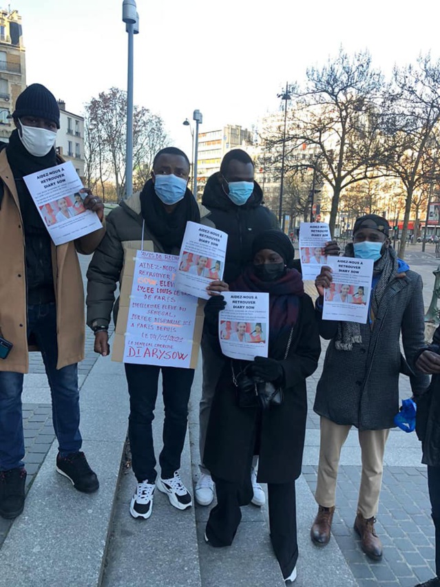 DIARY SOW:  Des Sénégalais de France arpentant les rues de la capitale française pour distribuer des flyers.