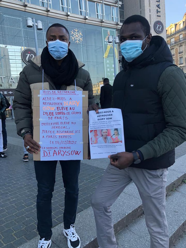 DIARY SOW:  Des Sénégalais de France arpentant les rues de la capitale française pour distribuer des flyers.