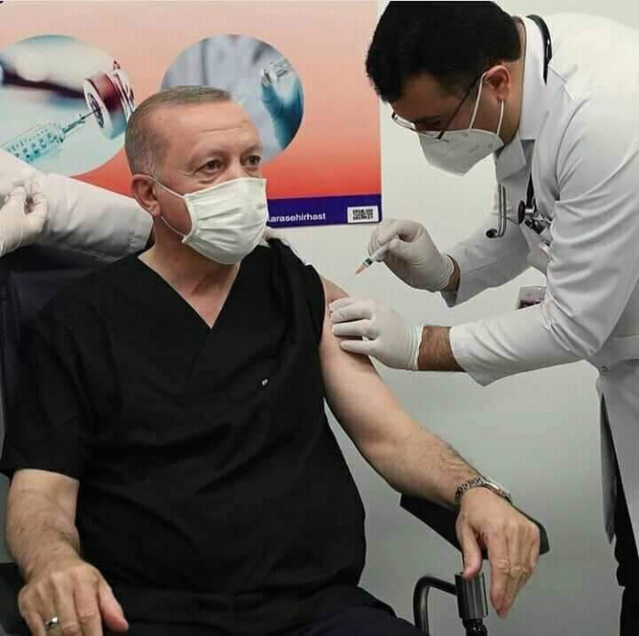 COVID-19/POUR DISSIPER LE DOUTE: Erdogan se fait vacciner devant les caméras COVID-19/POUR DISSIPER LE DOUTE: Erdogan se fait vacciner devant les caméras
