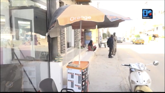 Vol à l'arrachée à Ouest-Foire : Babacar Fall retrouve son sac qui contenait son argent et quelques-unes de ses pièces. Vol à l'arrachée à Ouest-Foire : Babacar Fall retrouve son sac qui contenait son argent et quelques-unes de ses pièces.