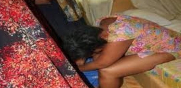 Il filme une fille nue et envoie la vidéo à... Il filme une fille nue et envoie la vidéo à...