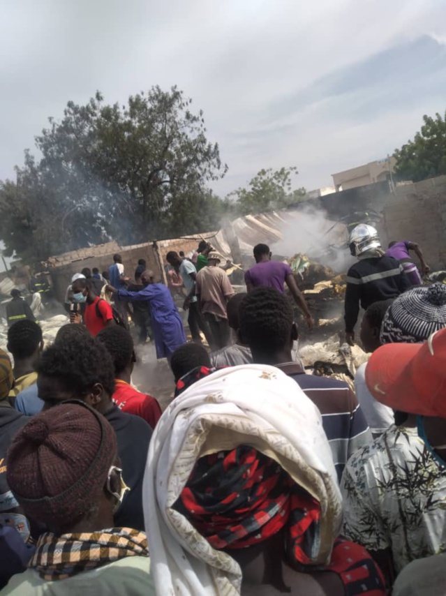 JANATU MAHWA / Un dépôt de matelas ravagé par les flammes. JANATU MAHWA / Un dépôt de matelas ravagé par les flammes.