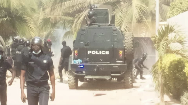 Cité keur Gorgui : Un véhicule de police incendié par les partisans de Sonko