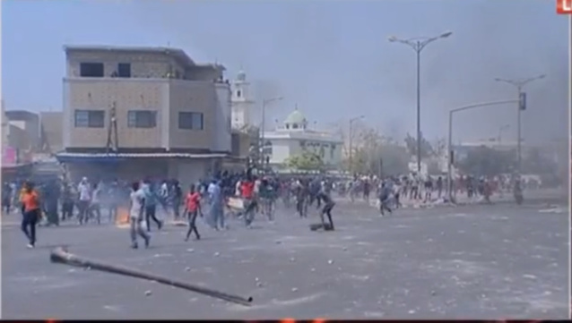 Allées du Centenaire : Les jeunes affrontent les forces de l’ordre. Allées du Centenaire : Les jeunes affrontent les forces de l’ordre.