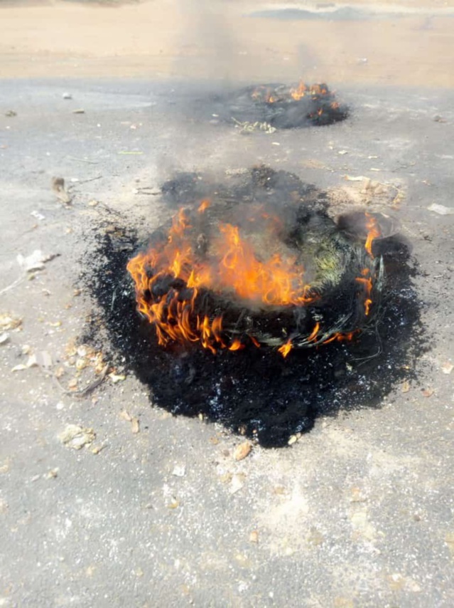 Thiès : Des pneus brûlés par des manifestants à bord de jakarta et encagoulés sur certaines voies principales. Thiès : Des pneus brûlés par des manifestants à bord de jakarta et encagoulés sur certaines voies principales.